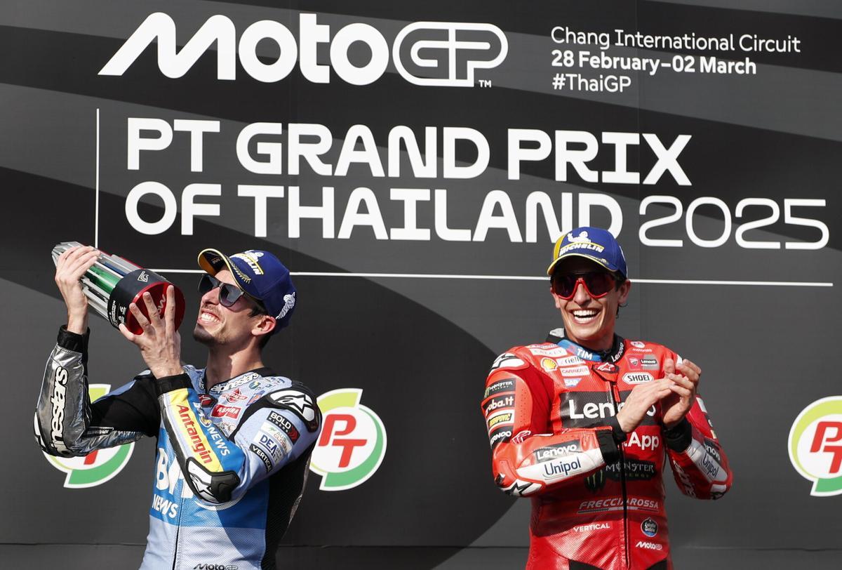 Buriram (Thailand), 02/03/2025.- Second place Spanish MotoGP rider Alex Marquez (L) of Gresini Racing MotoGP celebrates a trophy on a podium next to race winner Spanish MotoGP rider Marc Marquez (R) of Ducati Lenovo Team after the Motorcycling Grand Prix of Thailand at Chang International Circuit, Buriram province, Thailand, 02 March 2025. (Motociclismo, Tailandia) EFE/EPA/RUNGROJ YONGRIT. gp tailandia 2025. circuito internacional chang