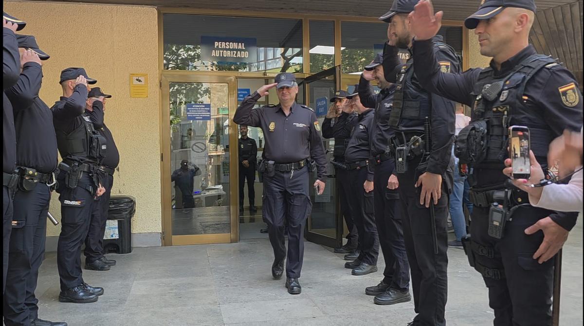 Emotiva despedida al inspector Clemente Parri tras 35 años de servicio en la Jefatura Superior de Baleares en el día de su jubilación.