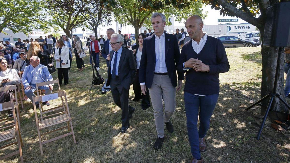 El presidente de la Xunta, Alfonso Rueda, junto al alcalde, Alejandro Lorenzo, ayer en Porriño.