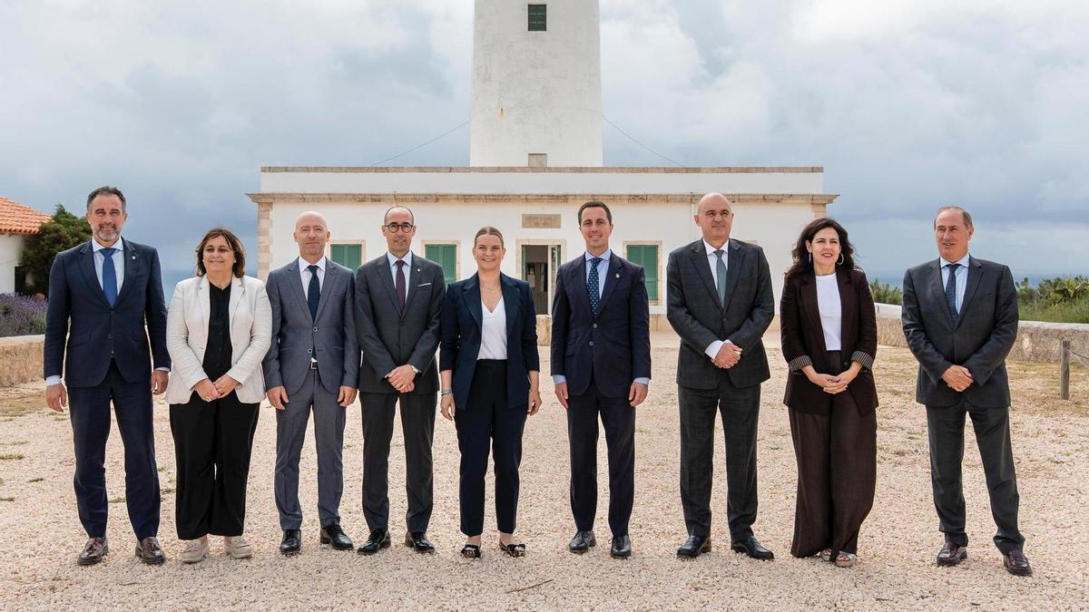Marga Prohens, junto a los presidentes de los consells y algunos consellers.