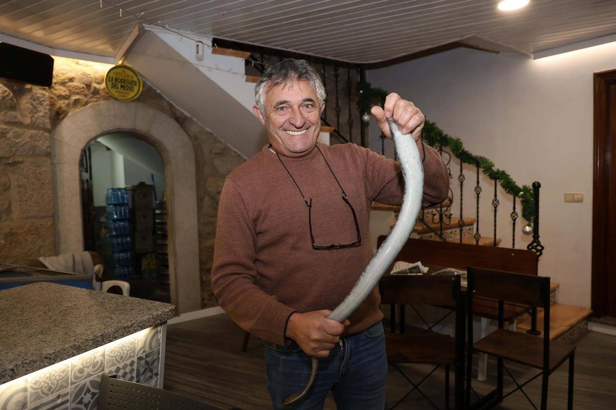 Manuel Losas, de Casa Farrucán,  con la primera lamprea de la temporada.