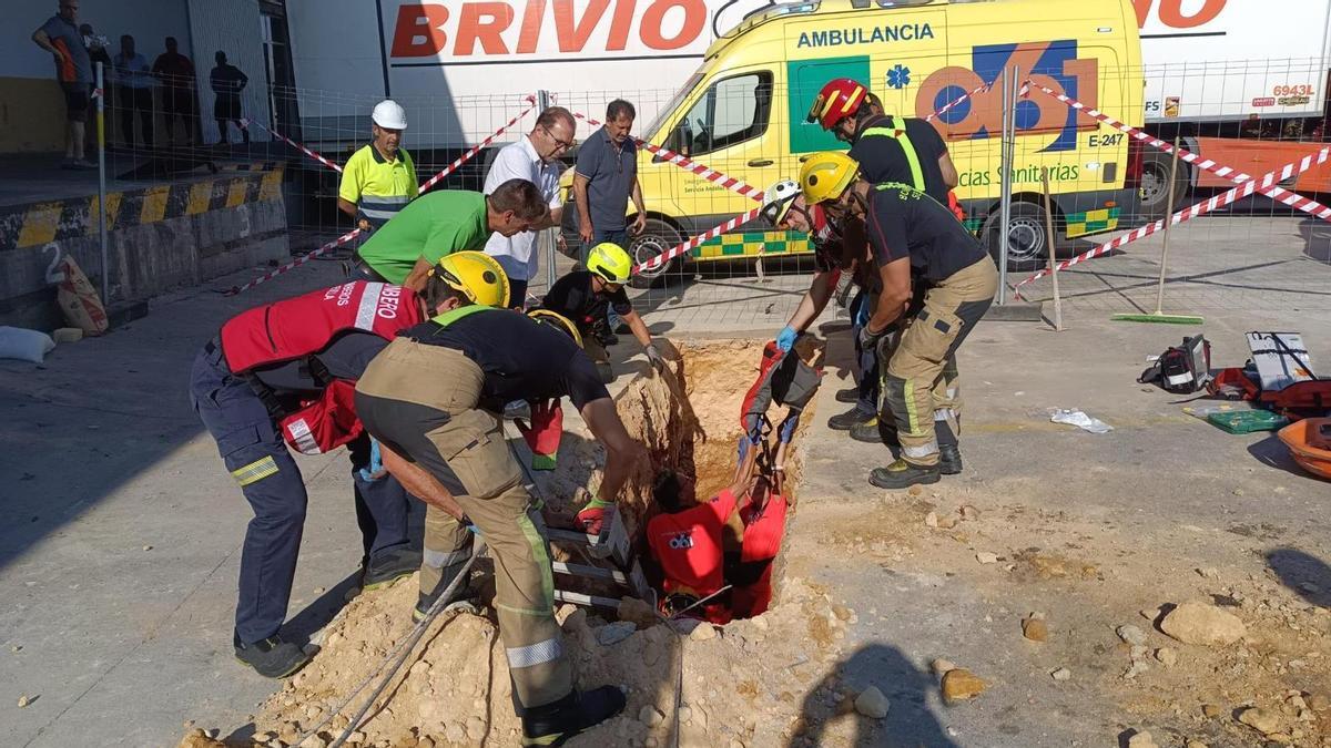 Imagen del rescate del hombre de 64 años que ha caído a una zanja en Mercasevilla.