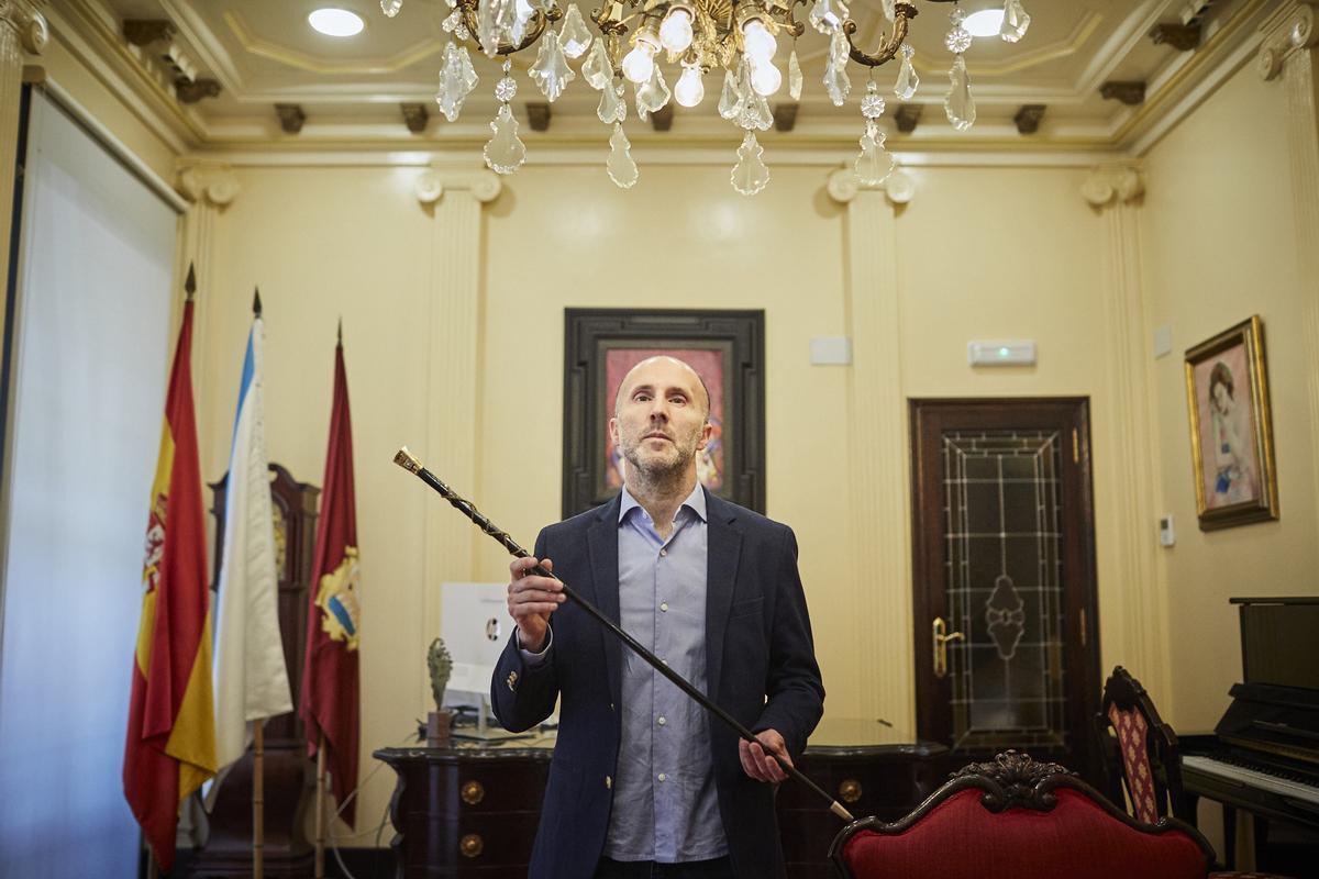 El alcalde de Ourense, Gonzalo Pérez Jácome, con el bastón de mando de Ourense