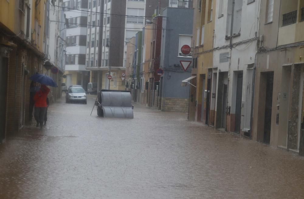 Consecuencias de la tromba de agua caída en Alzira esta pasada madrugada y esta mañana.