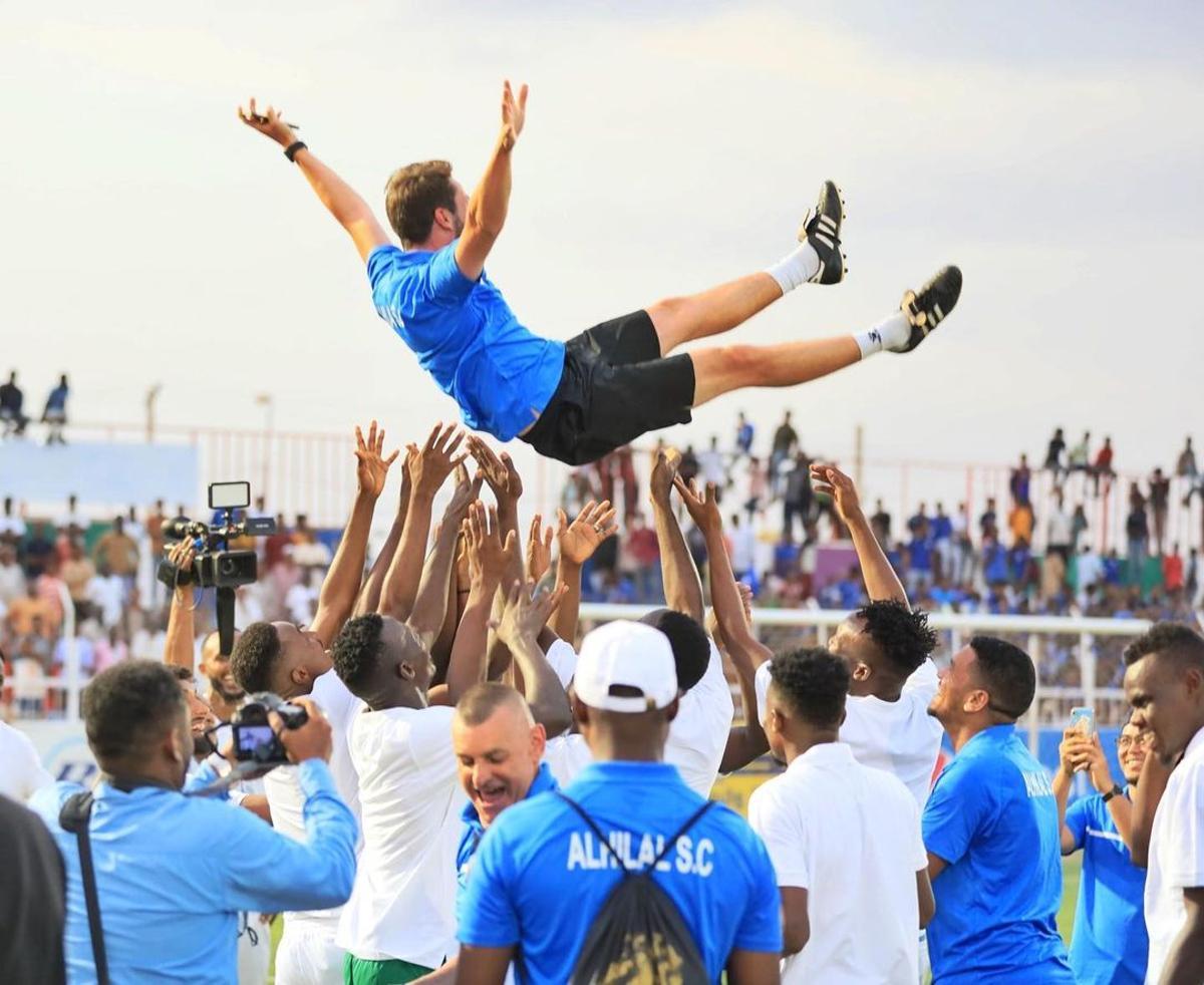 El entrenador Daniel Giménez es manteado tras ganar la Primera División de Sudán con el Al-Hilal.