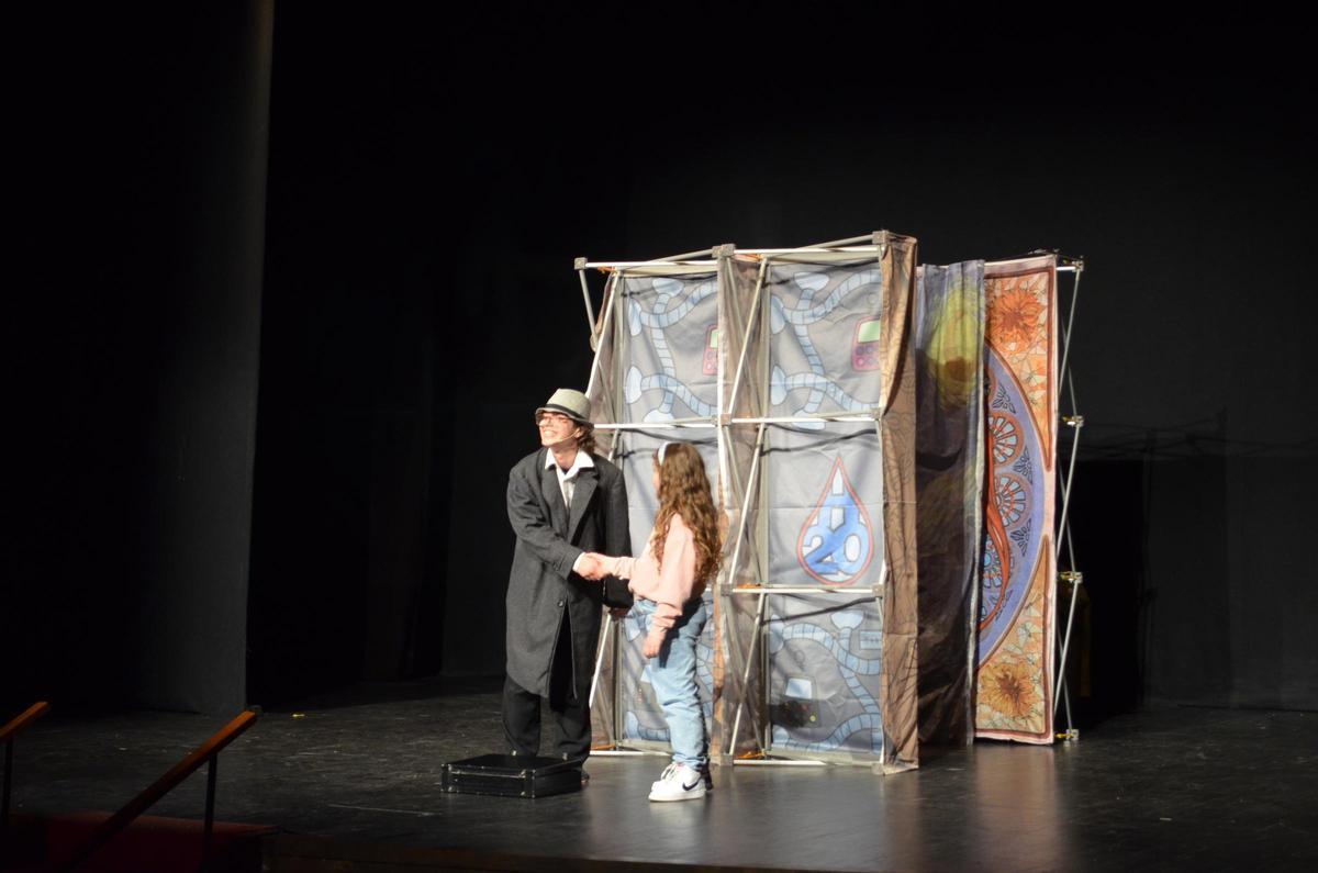 Obra "Momo" en inglés, en el teatro de Benavente.