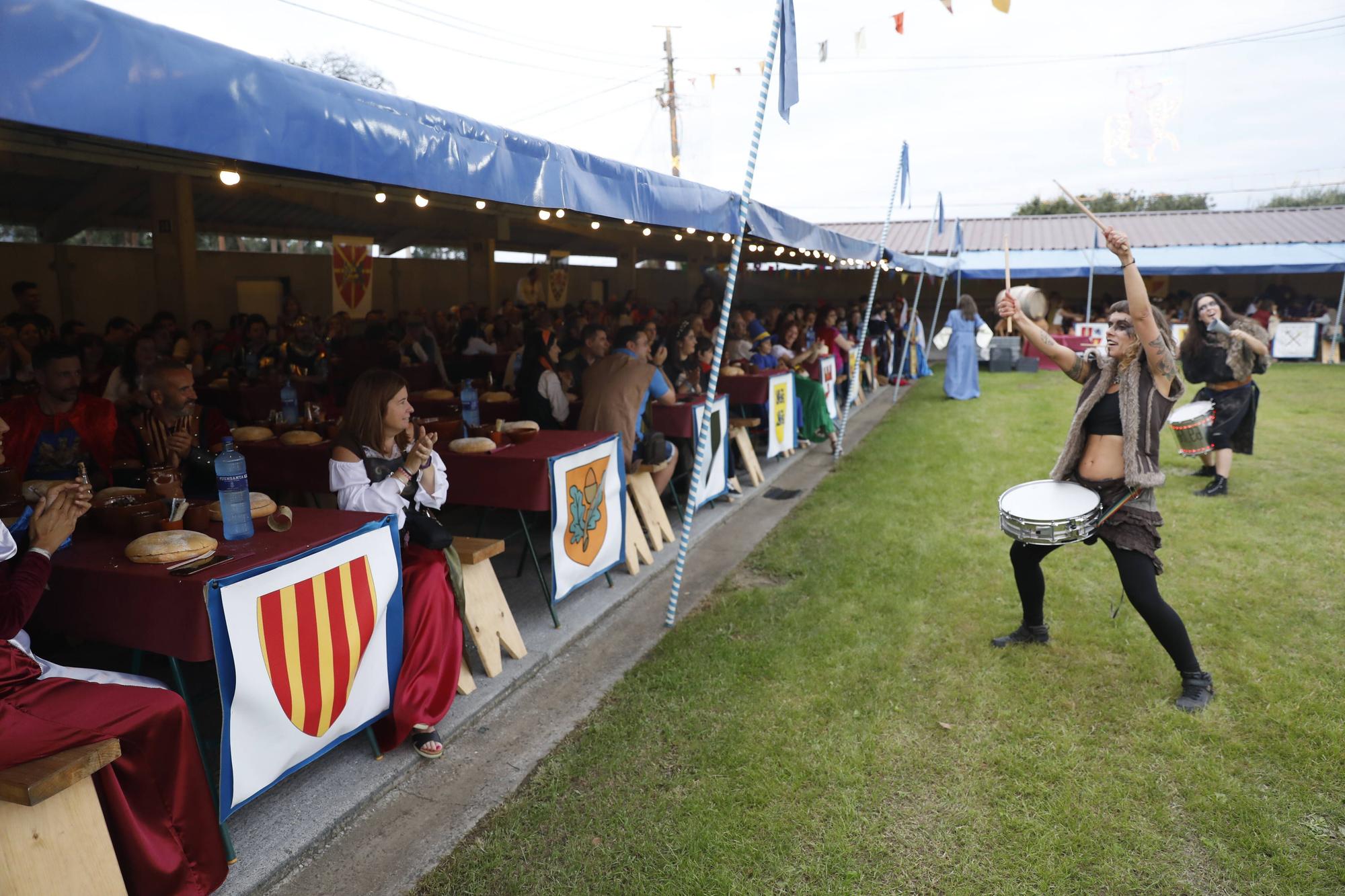 Exconxuraos hasta la bandera: espectacular noche en Llanera, con la gran cena medieval y la fiesta del fuego