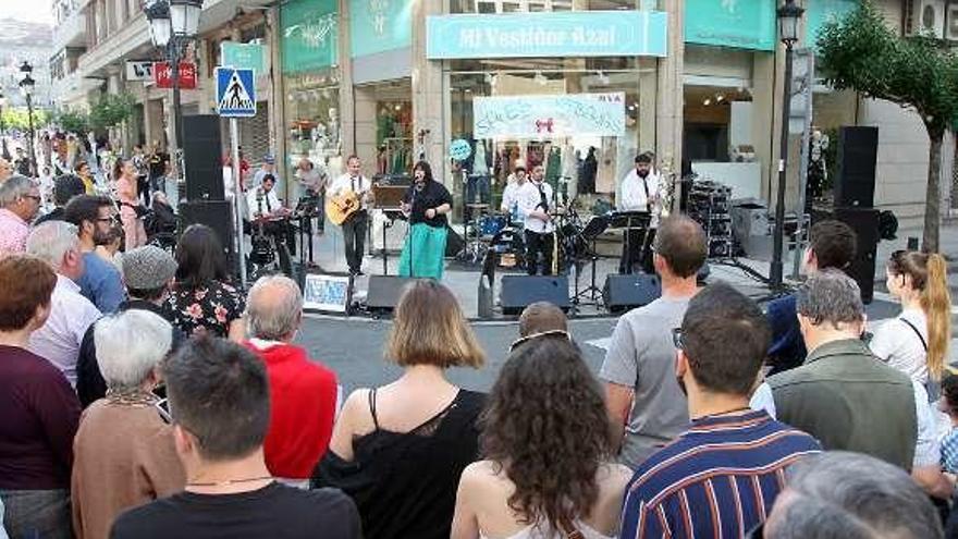 A Roda ofreció un concierto el viernes en la villa. // Bernabé / Cris M.V.