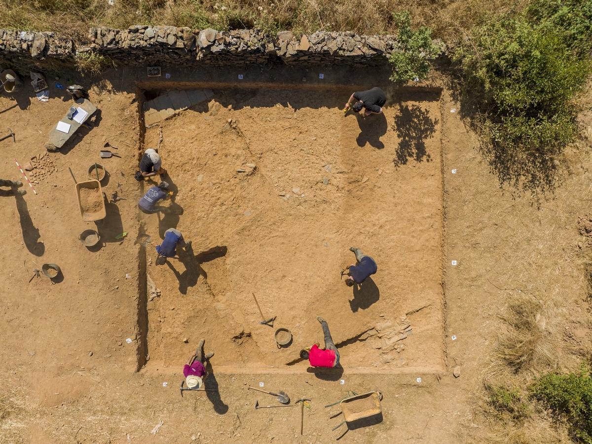 Participantes en el proyecto trabajan en la excavacación arqueológica.