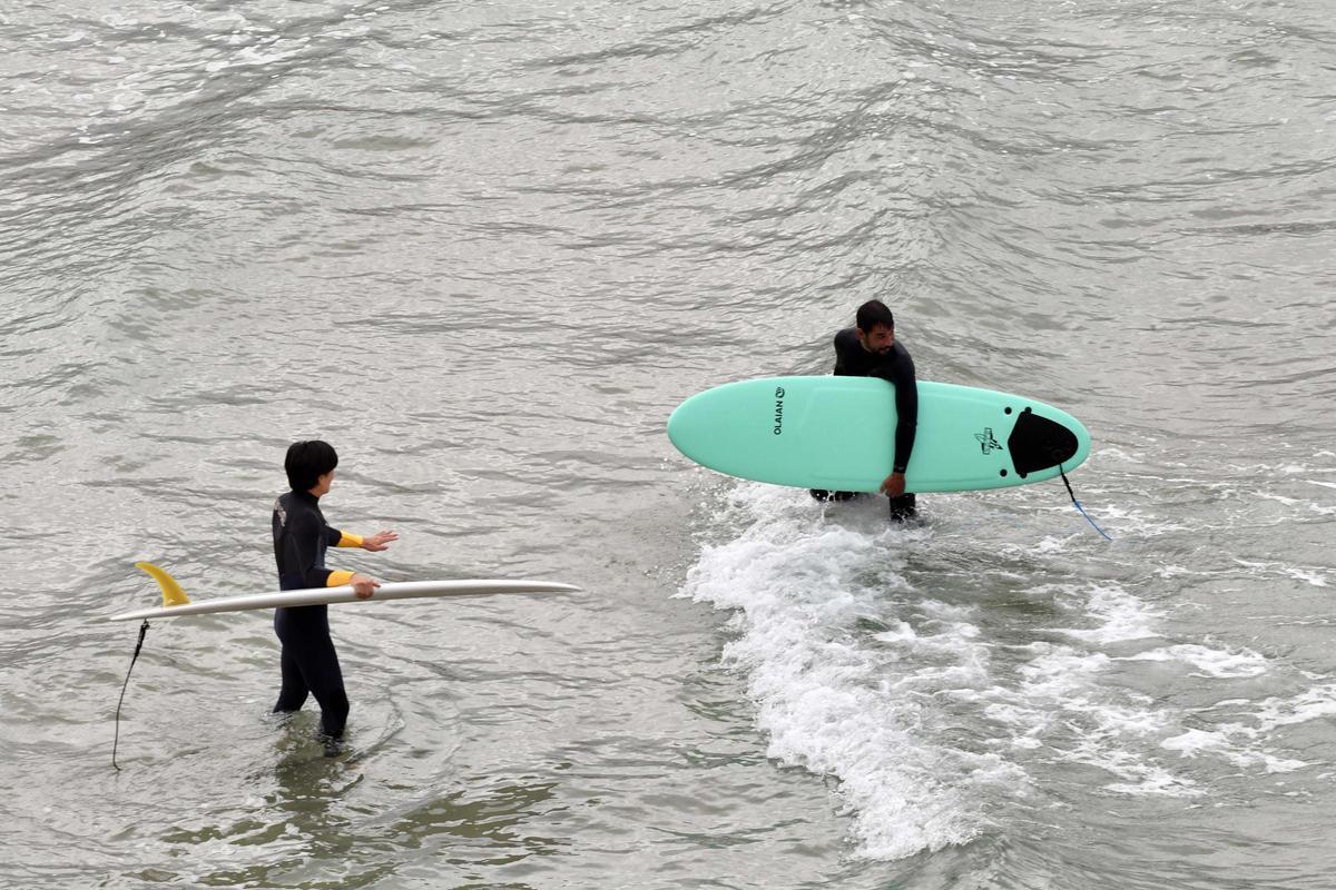 El oleaje en el Orzán anima a los surfistas de A Coruña a subirse a las tablas El oleaje en el Orzán anima a los surfistas de A Coruña a subirse a las tablas