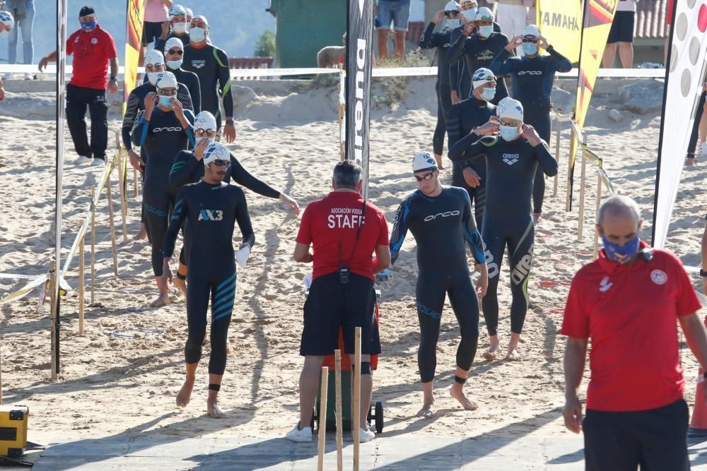 400 nadadores desafían a las aguas de Praia América. // Alba Villar