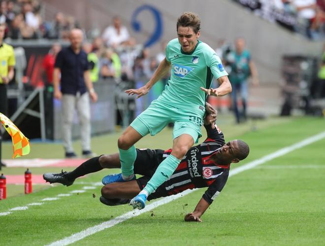 Gelson Fernandes del Eintracht Frankfurt realiza una entrada a Robert Skov del TSG Hoffenheim durante el partido de la Bundesliga Alemana entre el Eintracht Frankfurt y el TSG Hoffenheim en Frankfurt Main, Alemania.