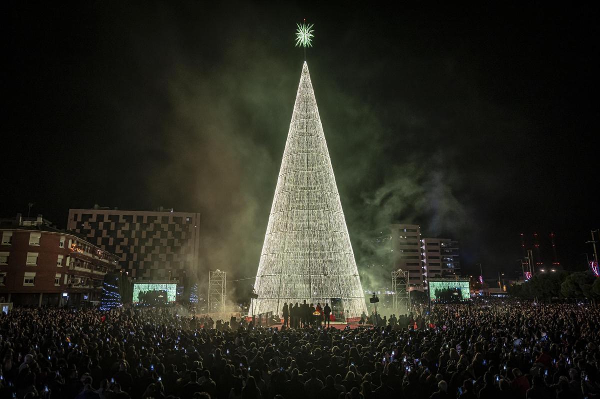 El superárbol de Navidad de Badalona. Badalona ha encendido ya las más de 82.000 luces píxel que componen su tan mediático ‘superárbol’ de Navidad.