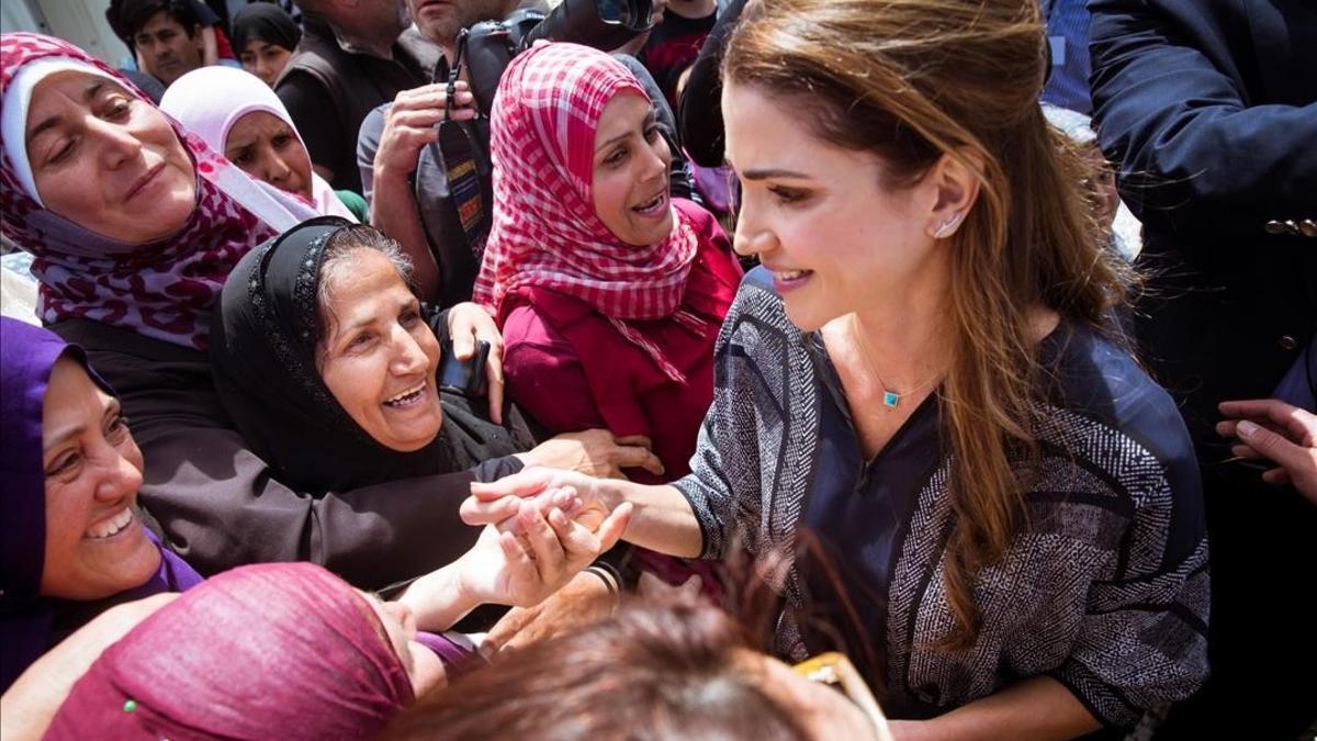 Rania de Jordania, este lunes en el campo de refugiados de Kara Tepe, en la isla de Lesbos.