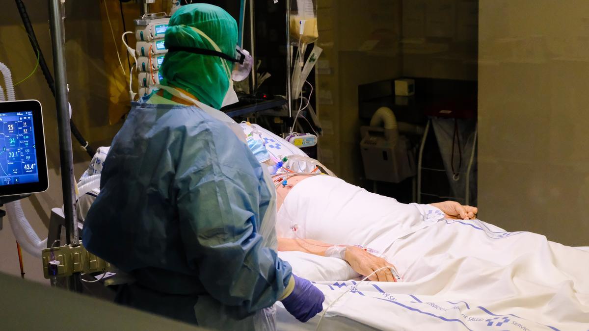 Una sanitaria atiende a un paciente covid en la Unidad de Medicina Intensiva del Doctor Negrín.
