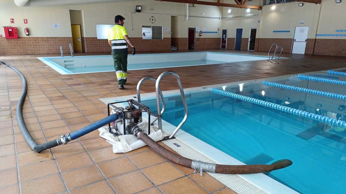 El vaciado de la piscina del Palau d'Esports L'Illa de Benidorm.