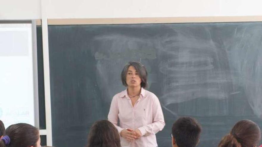 Begoña Vázquez Meijide, durante una charla a estudiantes.