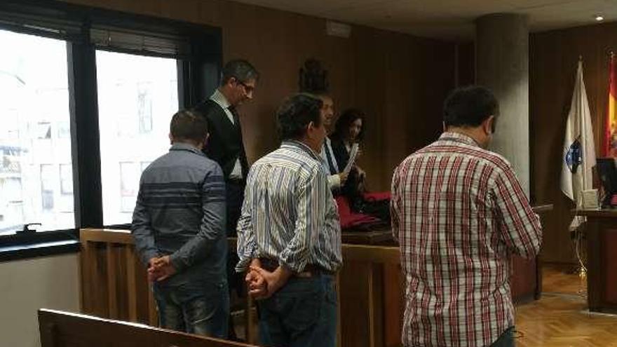 El empresario receptor de facturas, en el centro, entre Jacobo y José Manuel Costas, ayer, en el juicio.