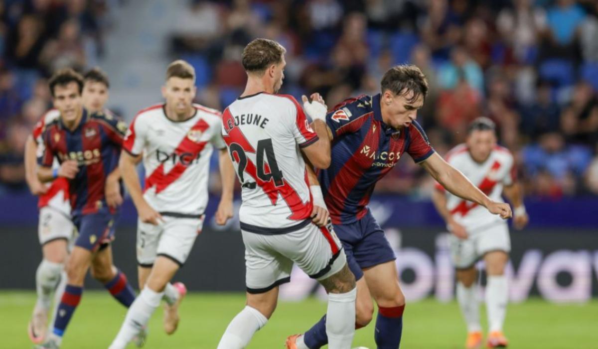 Carlos Espí disputando un balón con Florian Lejeune
