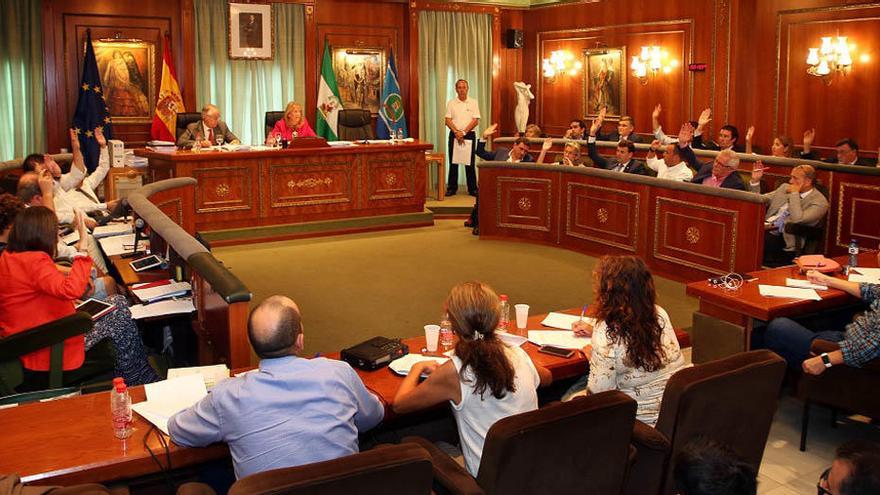 Imagen de una de las votaciones celebradas este viernes en el pleno del Ayuntamiento de Marbella.