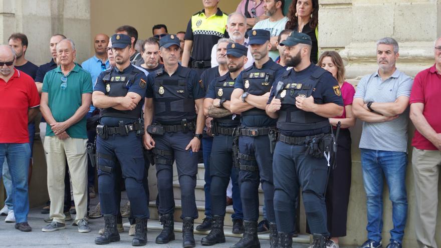 Agentes de la Policía Nacional se concentran en recuerdo del compañero fallecido en Andújar (Jaén)