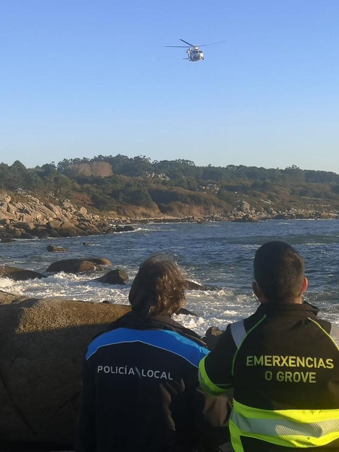 Efectivos de la Policía Local y Emergencias O Grove, buscando desde tierra.