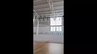 Las lluvias afloran las goteras del polideportivo inacabado que el gobierno de Alzira negó