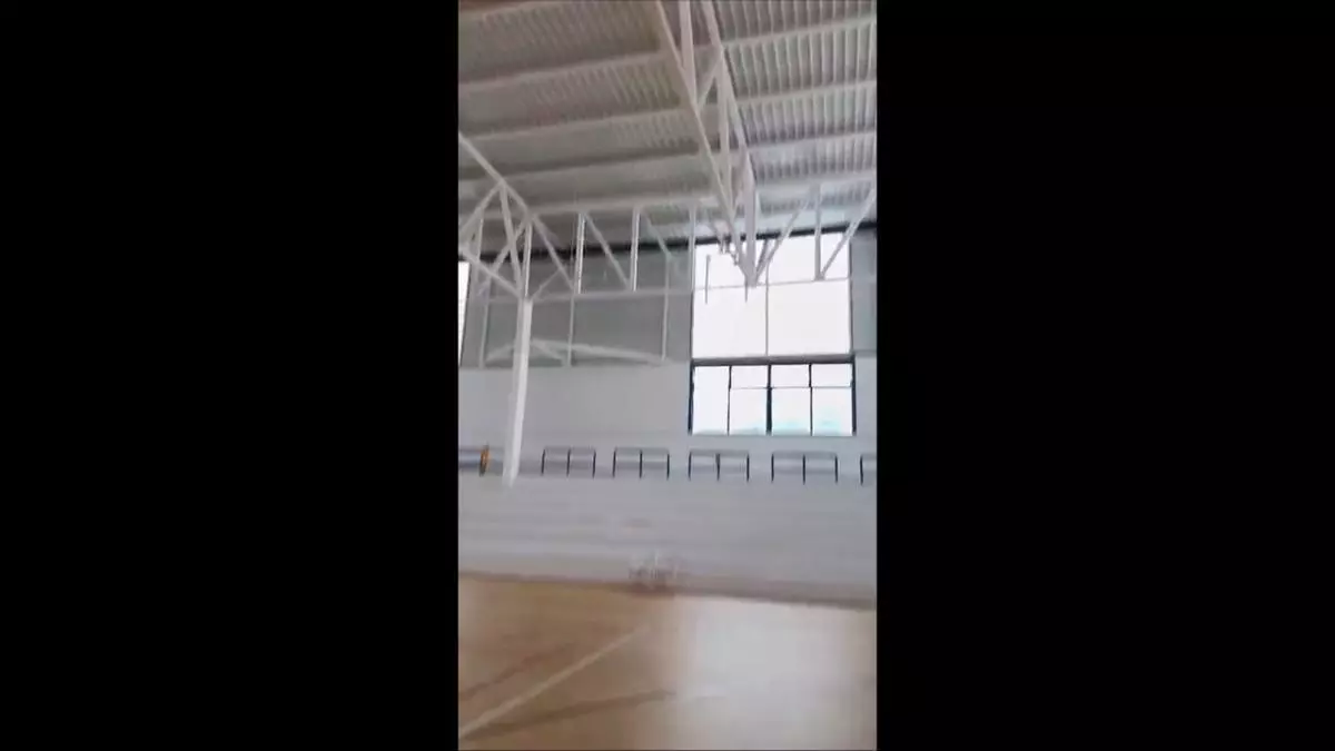 Las lluvias afloran las goteras del polideportivo inacabado que el gobierno de Alzira negó