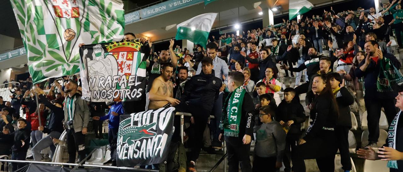 Aficionados del Córdoba CF en la grada de El Arcángel.