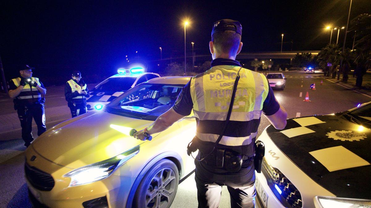La Policía Local de Murcia, el pasado viernes por la noche en la zona de Nueva Condomina, en un operativo preventivo.