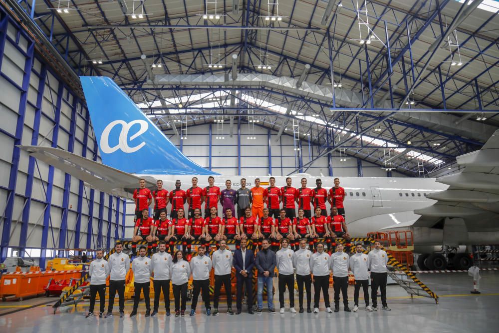 El Real Mallorca se hace la foto oficial en el hangar de Air Europa