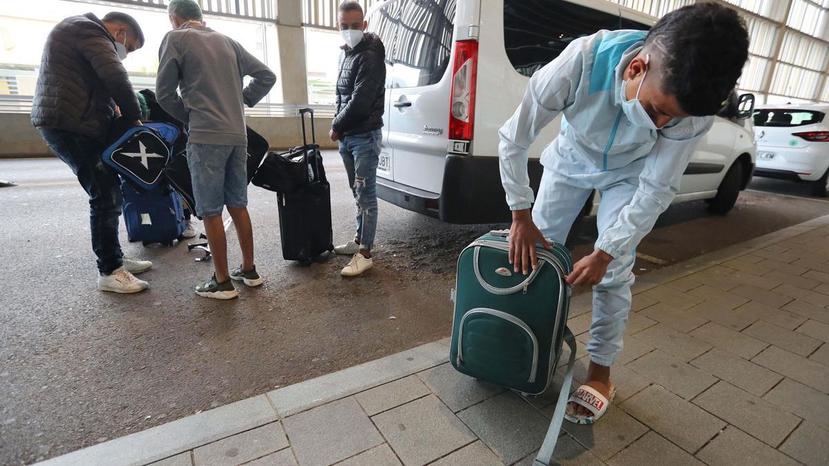 Menores migrantes este miércoles en el aeropuerto de Gran Canaria antes de tomar el avión a la Península.