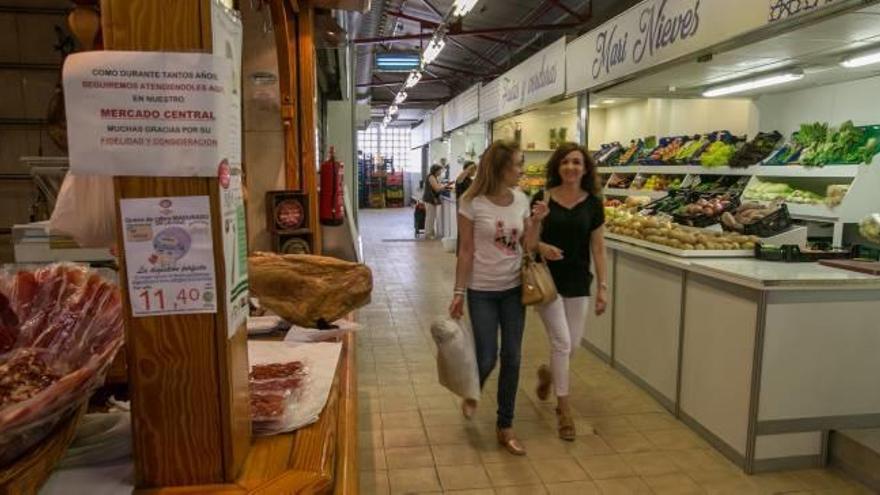 Los puestos que siguen abiertos en la primera planta del Mercado Central de Elche.