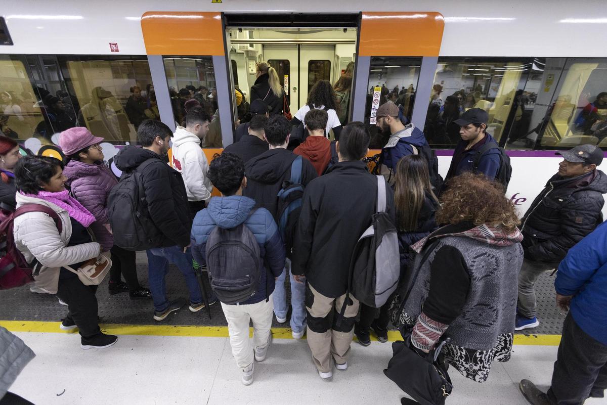 Pasajeros de Rodalies en la estación de Sants, el pasado 9 de febrero.