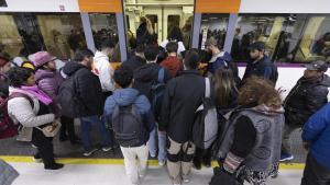 Pasajeros de Rodalies en la estación de Sants, el pasado 9 de febrero.