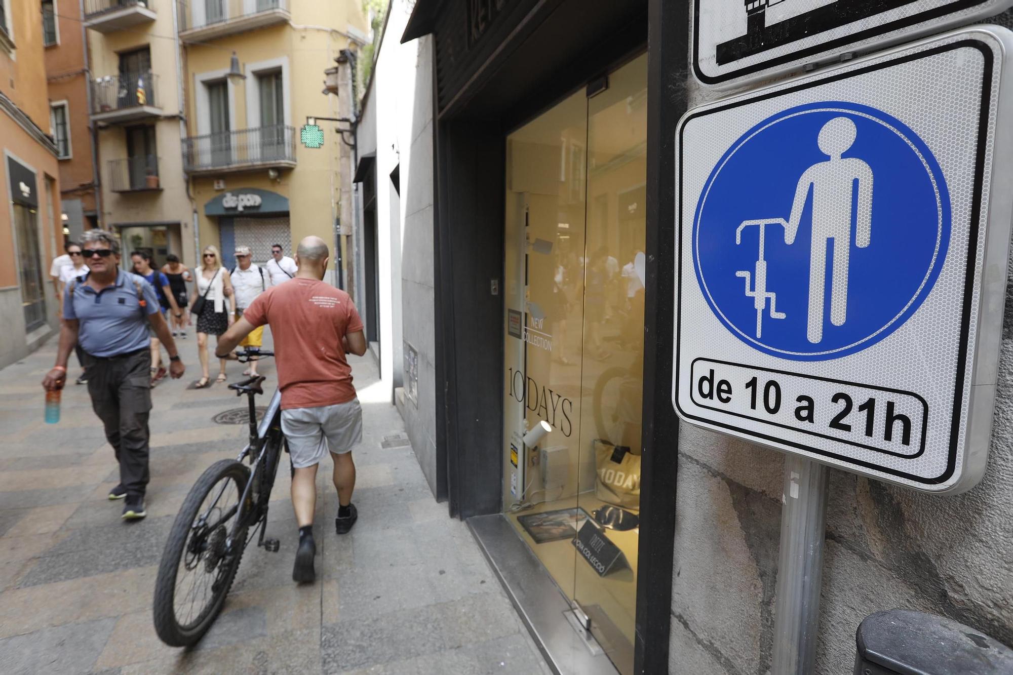 Girona comença a posar els senyals per fer baixar els ciclistes de la bicicleta en punts del Barri Vell