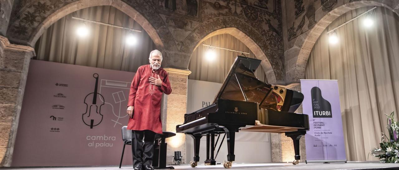 Josep Colom saluda tras su 
recital en el Almudí. fji