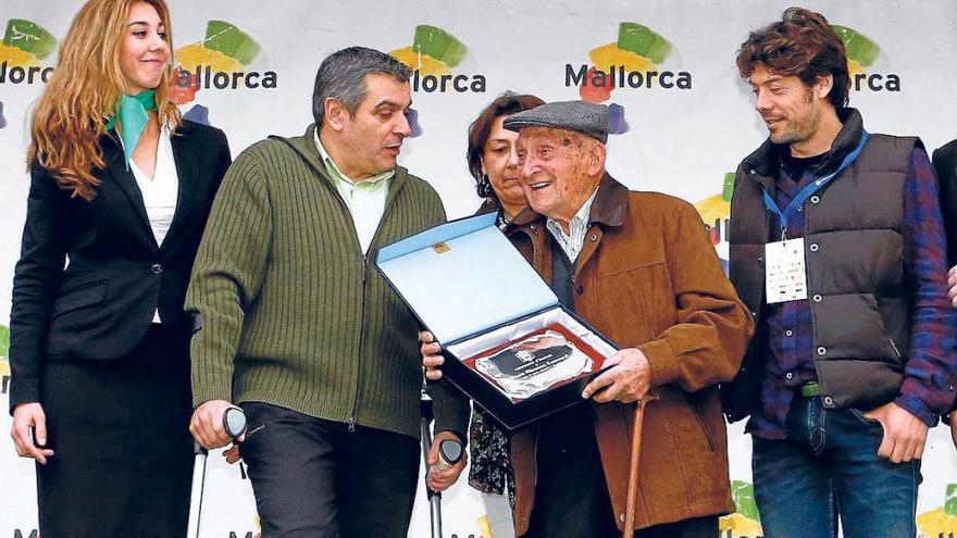 En el homenaje de la XXV Challenge a los grandes campeones del ciclismo mallorquín, en Andratx los honores le correspondieron ayer a Macià Alemany Ensenyat, junto a Oscar Freire.