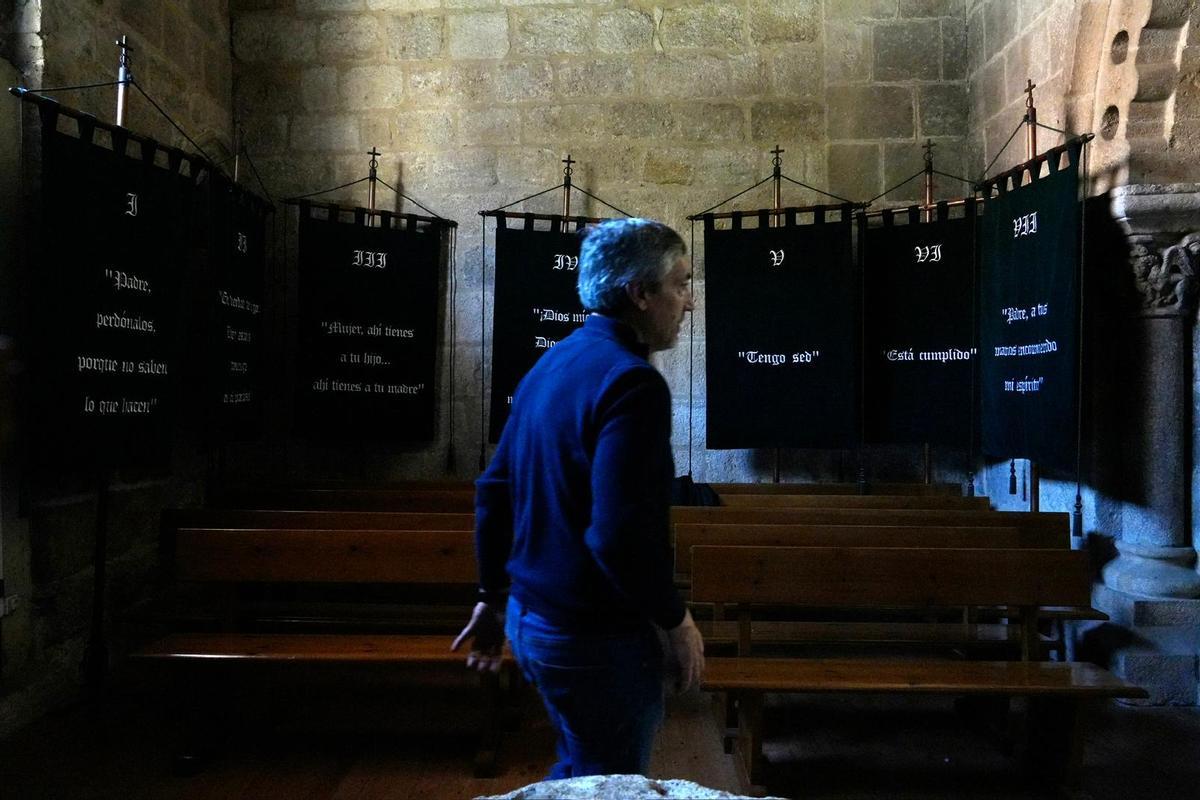 GALERÍA | Los hermanos de las Siete Palabras preparan el Cristo de la Agonía para la procesión del Martes Santo