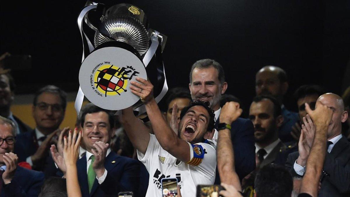 Dani Parejo levanta el trofeo de la última edición de la Copa del Rey