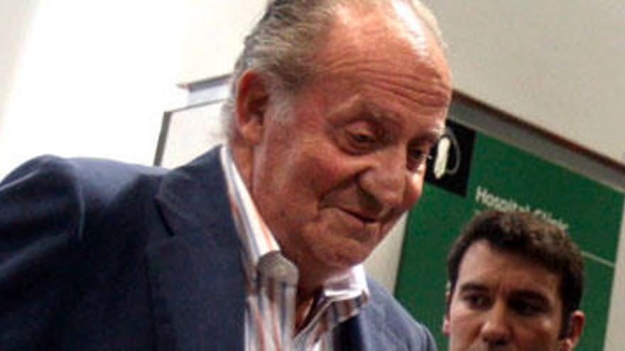 Don Juan Carlos, al recibir el alta en el Hospital Clínico de Barcelona.