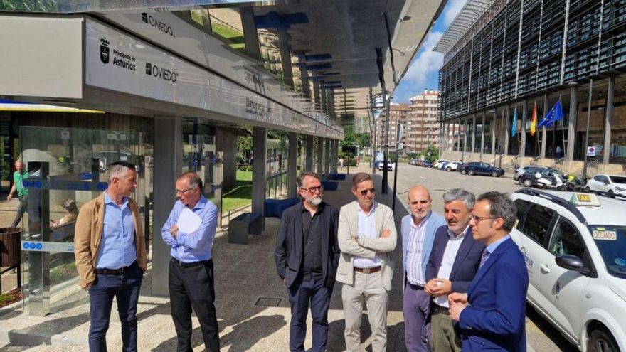 Por la derecha, Ignacio Cuesta, Alejandro Calvo, Gonzalo Canga, los ediles socialistas Carlos Fernández Llaneza y Juan Álvarez, un representante de la empresa adjudicataria y un técnico de la Consejería de Movilidad, ante el nuevo intercambiador en Llamaquique. |