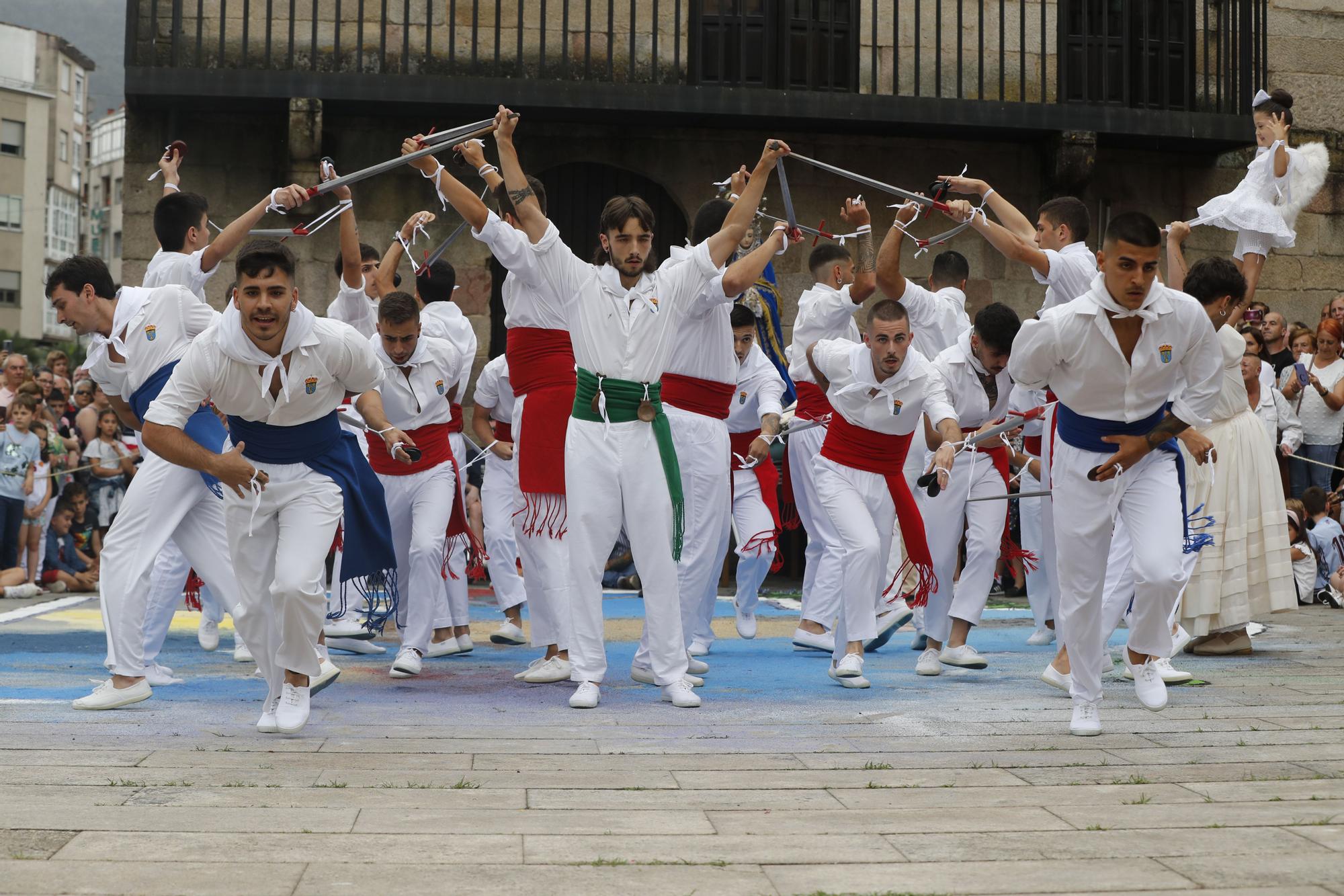 Redondela, cubierta por sus alfombras de flores