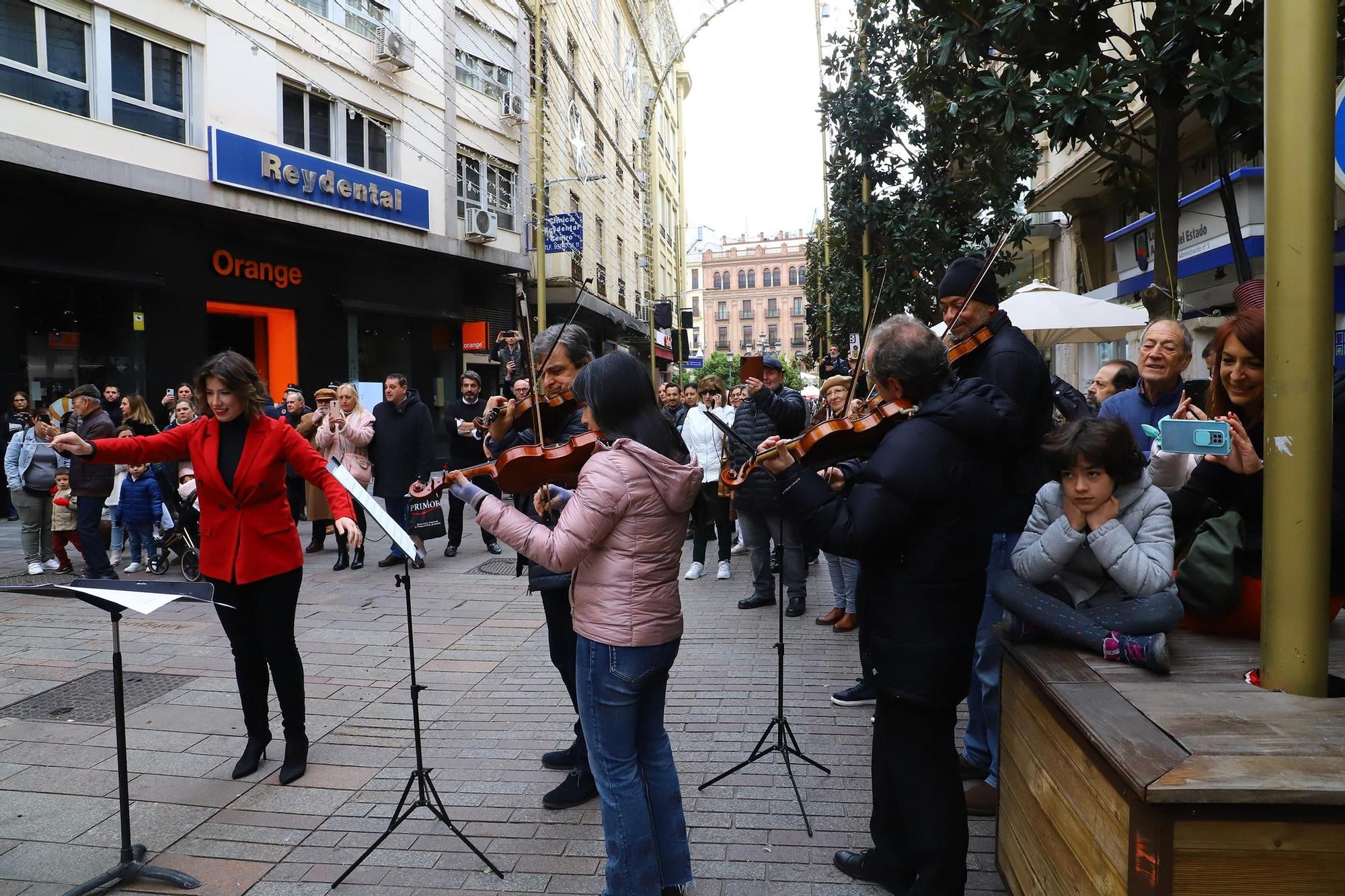 La Orquesta de Córdoba inerpretando Adeste Fideles en la calle Cruz Conde