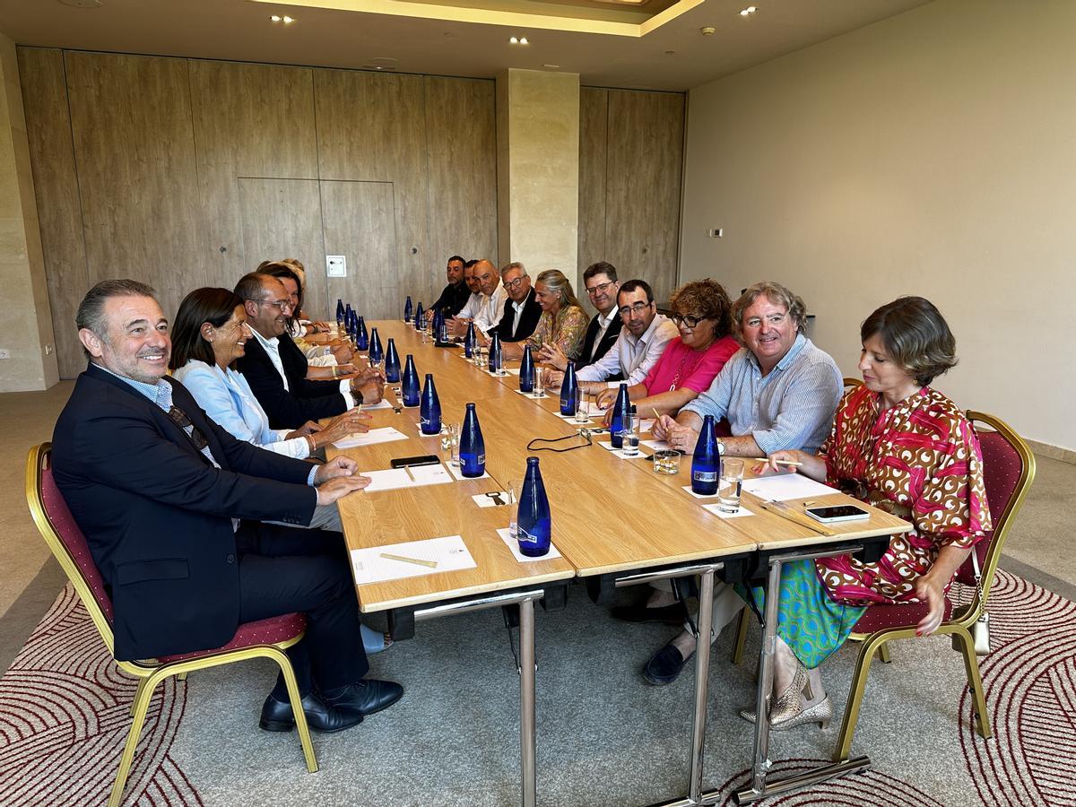 Consellers de Turismo y directores generales reunidos con empresarios del sector hotelero en el hotel Castillo Son Vida