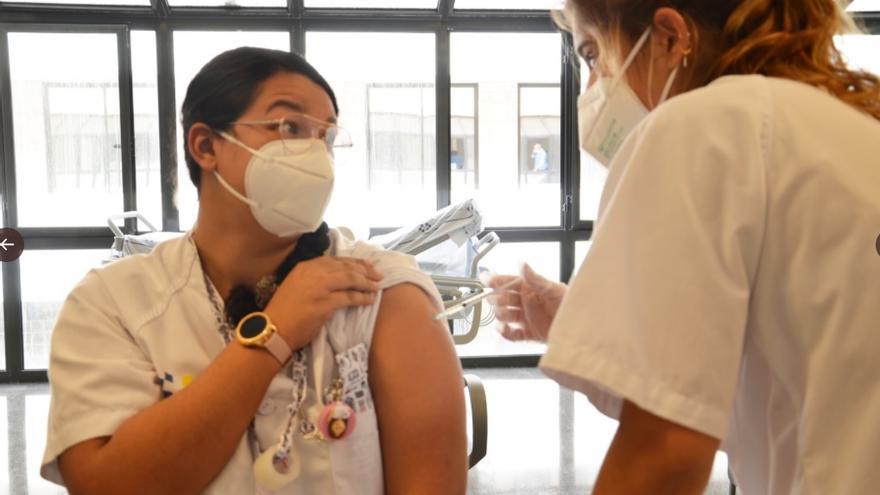 vacunación a una sanitaria en el Hospital Doctor Negrín.