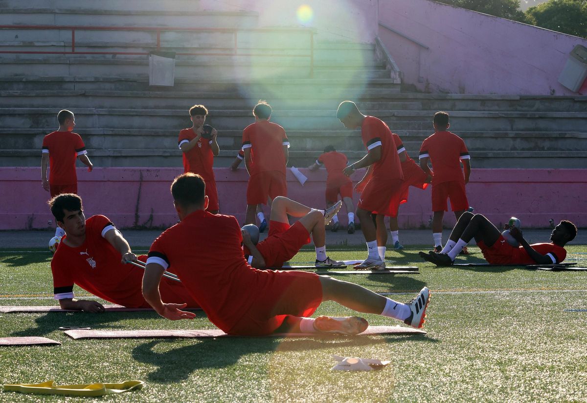 Els jugadors del CE Manresa fan els primers exercicis de la sessió