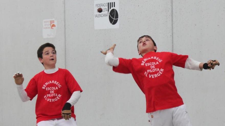 Dos jugadores de Beniarbeig, una de las nueve escuelas presente