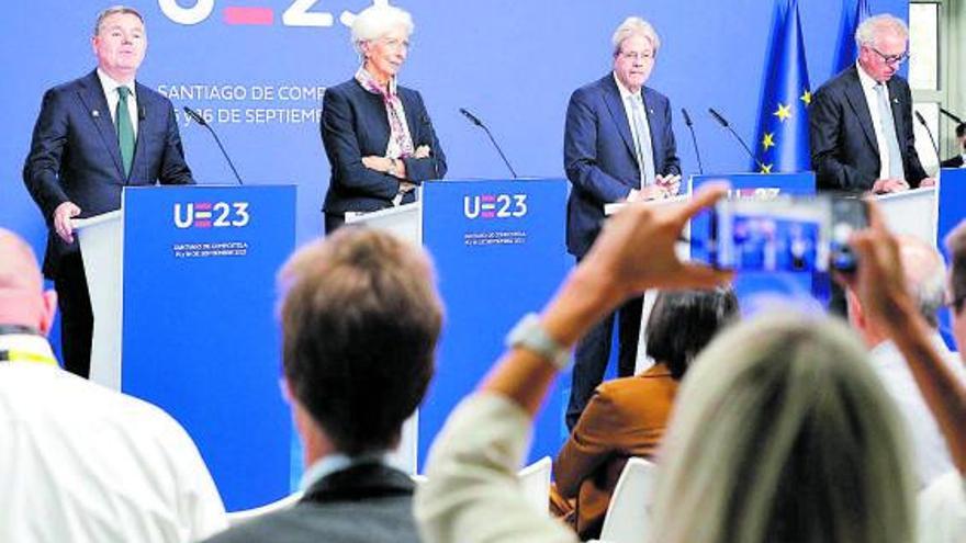 Un momento de la rueda de prensa del Eurogrupo, ayer. |   // JESÚS PRIETO / ANTONIO HERNÁNDEZ