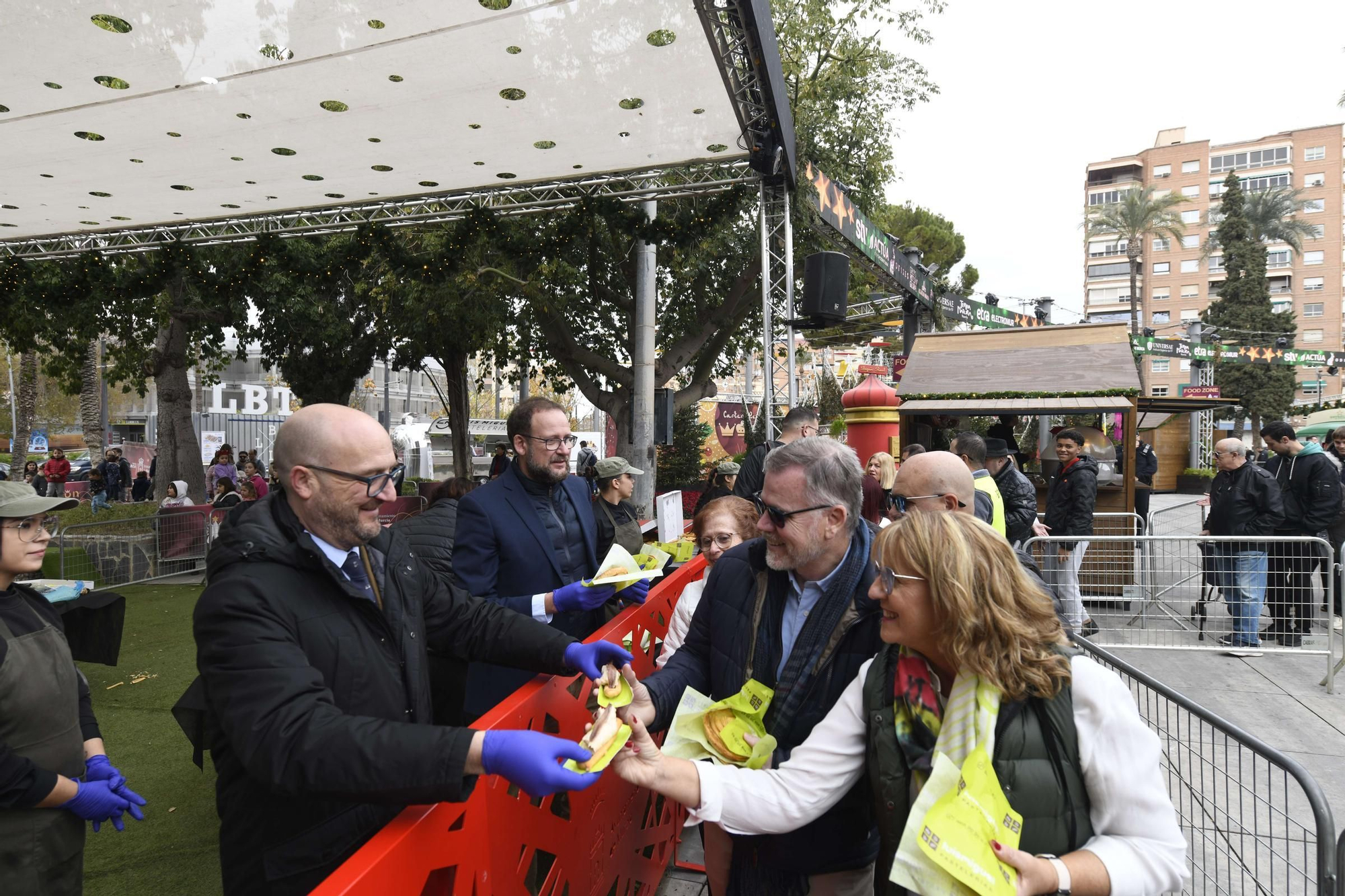 Reparto de pasteles de carne y marineras en la Plaza Circular de Murcia